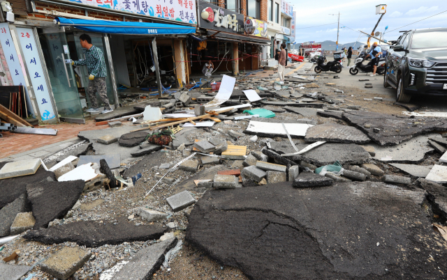 제11호 태풍 ‘힌남노’가 한반도를 강타한 6일 오전 부산 서구 송도해수욕장 해변로와 일대 상가가 폭풍해일로 크게 파손돼 처참한 모습을 드러내고 있다. 태풍이 부산에 상륙한 시간과 만조가 겹쳐 피해를 키웠다. 정종회 기자 jjh@