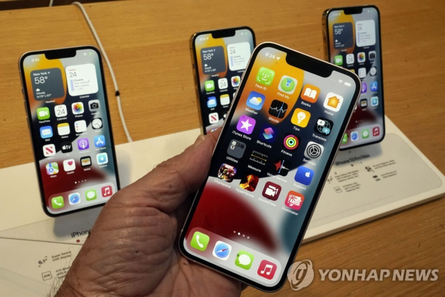한 고객이 신제품 휴대전화를 들여다보고 있다. 연합뉴스