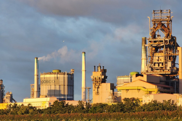 9일 오후 경북 포항시 남구 포스코 포항제철소 공장에서 연기가 피어오르고 있다. 연합뉴스