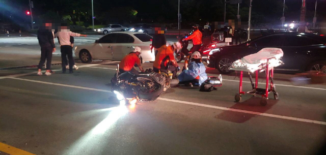 10일 오후 11시 56분께 부산 해운대구 우동 올림픽동산삼거리 앞 도로에서 10대 5명이 무리 지어 오토바이를 타고 달리던 중 A군이 몰던 오토바이가 앞서 달리던 B군의 오토바이를 들이받아 2명이 다쳤다. 부산경찰청 제공