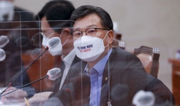 국회에서 질의중인 이양수 의원