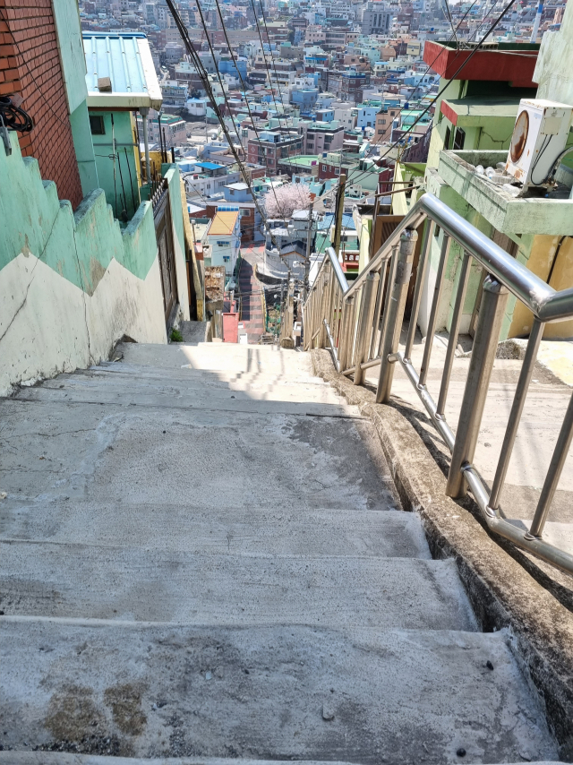 부산 부산진구 호천마을 180계단은 '아찔한 경사'로 유명합니다. 가파른 경사 탓에 주민들은 아무도 다니지 않습니다.