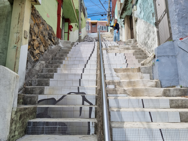 계단은 발 하나 겨우 들어가는 좁은 폭입니다. 깨진 타일이 문제가 아니라 폭이 문제입니다.