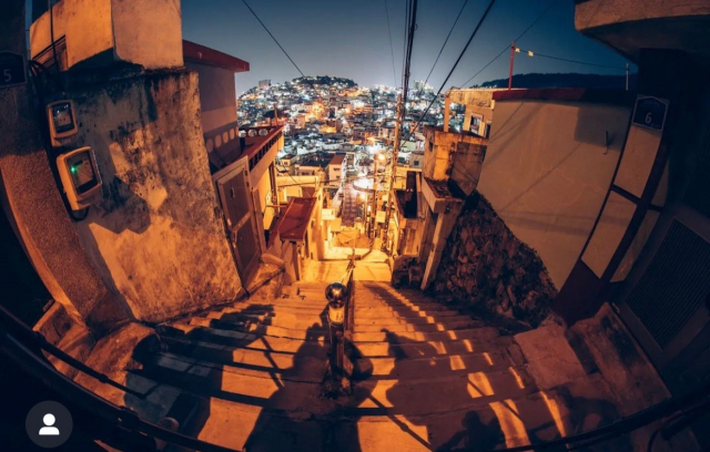 마을을 찾는 관광객들은 180계단을 카메라에 담습니다. SNS 캡쳐 jeong pic