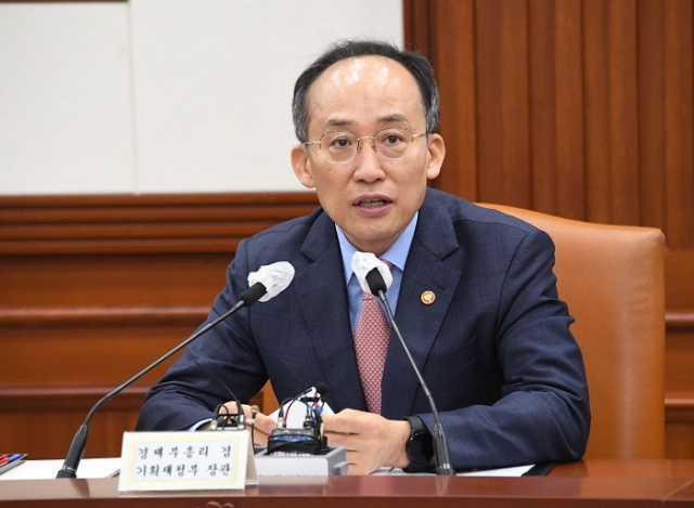 정부가 10일 부동산 관계장관회의를 열고 조정대상지역·투기과열지구 등 규제 지역 추가 해제 등을 논의한다. 사진은 추경호 부총리 겸 기획재정부 장관이 비상경제장관회의를 주재하면서 모두발언을 하는 모습. 부산일보 DB