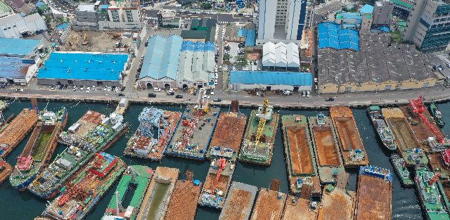 부산시가 ‘커피특화거리’를 추진하고 있는 영도구 봉래동 물양장 인근의 봉래나루로(부산대교 하부~대선조선) 일대 모습. 정종회 기자 jjh@
