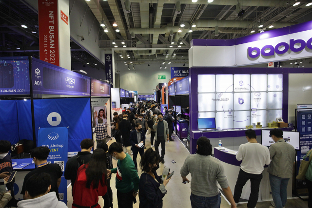 지난해 11월 벡스코에서 개최된 ‘NFT BUSAN 2021’ 행사장. 부산일보 DB
