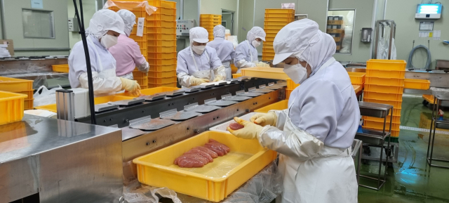 덕화푸드의 작업자들이 명란을 분류하는 모습.