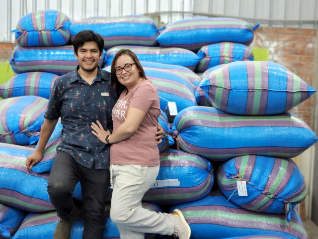 페루 하엔에 위치한 오리진 커피랩 커피 창고에서 호세 리베라 대표(왼쪽)와 마리아 그라시아스 총괄 매니저 부부가 포즈를 취했다.