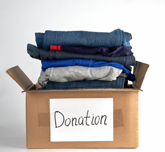 입지 않는 옷을 기부하면 환경도 살리고 세액공제 혜택도 받을 수 있다.