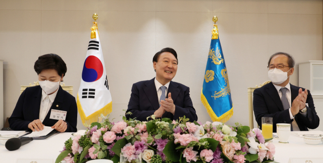 윤석열 대통령이 14일 서울 용산 대통령실에서 열린 국민의힘 반도체산업경쟁력강화특위 오찬에서 발언을 한 뒤 박수를 치고 있다. 연합뉴스