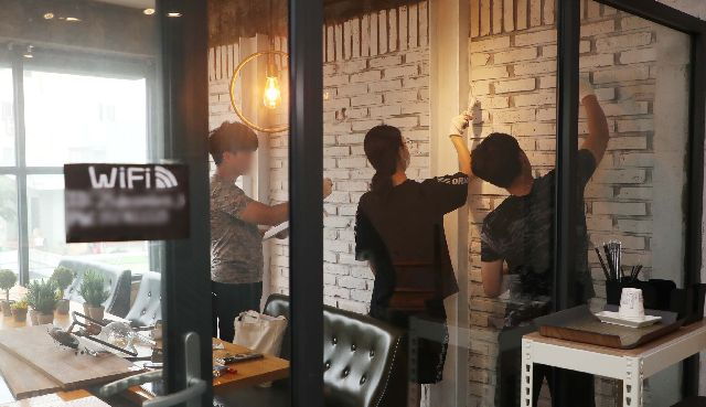 사진은 부산의 한 양육시설 출신 3명이 지난 8월 31일 부산 금정구 장전동 부산대 앞 상가에서 보호종료아동을 위한 커뮤니티 공간을 조성하기 위해 카페 공사를 하고 있다. 이재찬 기자 chan@