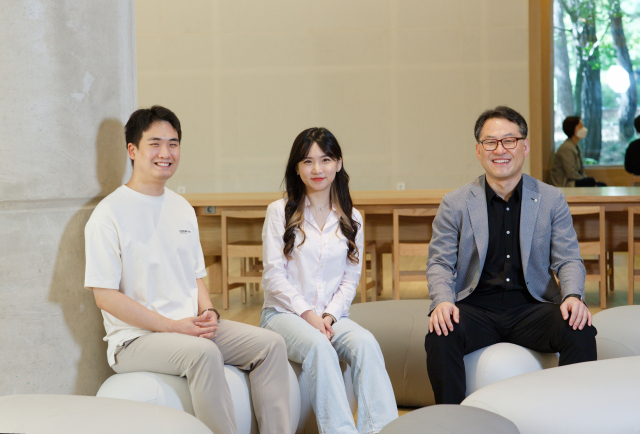 [연구진] 오른쪽부터 UNIST 권태혁 교수, 이채규 연구원, 이채헌 연구원. UNIST 제공