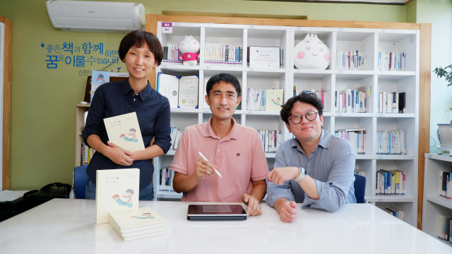 부산지역 정신장애인 웹툰작가 필명 ‘김군’(35)이 ‘둥근 마음 뭉근한 마음’을 출간했다. 유숙 송국클럽하우스 소장, 김군 작가, 이상석 보조작가(왼쪽부터). 송국클럽하우스 제공