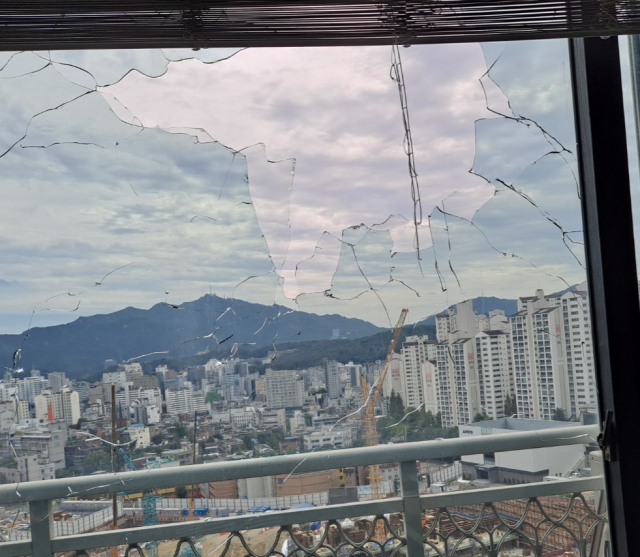 15일 오후 1시 께 서울 봉천동 한 아파트 건설공사 현장에서 발파 작업 중 돌이 튀어 인근 아파트 베란다 유리창을 파손하는 사고가 발생했다.