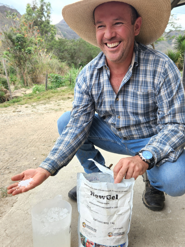 ‘아그로 로하’ 농장의 앙헬 레예스 씨가 커피나무에 수분을 공급하기 위해 토양에 섞는 젤을 보여 주고 있다.