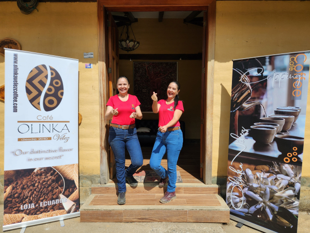 올린카(왼쪽)·디아나 벨레스 자매가 에콰도르 남부 로하 지방 소소랑카 마을에 있는 자신들의 농장에서 포즈를 취했다.