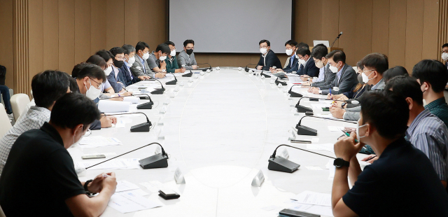 천영길 산업통상자원부 에너지산업실장이 15일 서울 중구 대한상공회의소에서 열린 '한국형 에너지효율혁신 파트너십 구축 산업계 실무회의'를 주재하고 있다. 산업부 제공