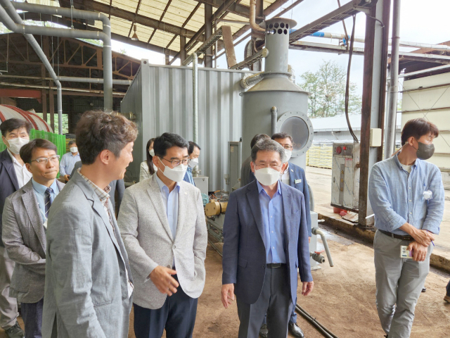 KTL, 군위축협 등 관계자들이 16일 군위축협 자연순환농업센터 내 실증설비 설치현장에서 이야기를 나누고 있다. KTL 제공