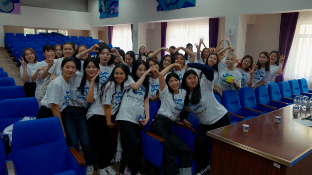 지난 16일(현지 시간) 카자흐스탄 알마티시 국제관계세계언어대에서 부산에서 출발한 유라시아 대장정 단원들과 이 대학 동양학과 한국어전공 학생들이 교류 행사를 갖고 있다. 정수원 PD blueskyda2@