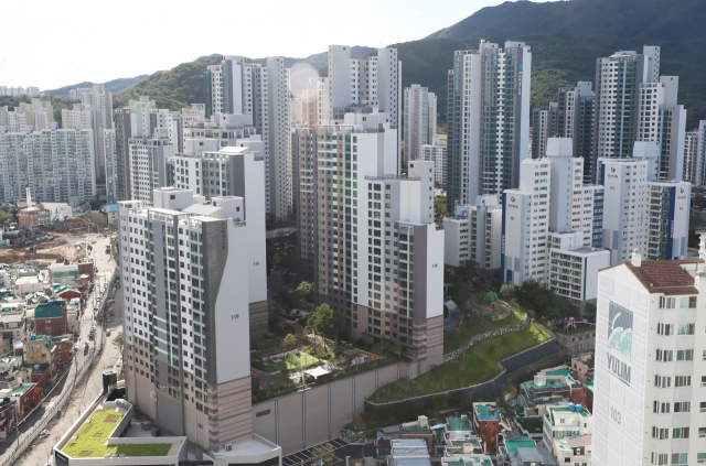 부산 부산진구에 9월에만 4000세대 이상 신규 입주 물량이 쏟아져 이사 대란이 심화하고 있다. 부산진구 연지래미안어반파크 전경. 정대현 기자 jhyun@