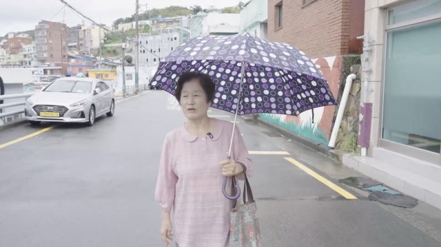 조경자(77) 어머님은 50년 동안 부산 산복도로에서 호천마을에 살았다. 가장 바라는 점으로 “죽을 때까지 여기서 즐겁게 지내는 것”이라는 어머니의 말에 마을 사랑이 물씬 묻어나온다.