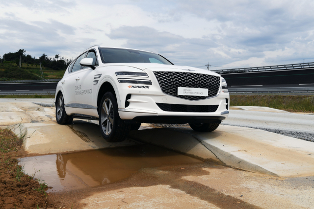 현대자동차그룹이 이달 초 국내 최대 규모의 충남 태안 ‘HMG 드라이빙 익스피리언스 센터’를 열었다. 이 센터의 젖은 노면 주행 모습(위쪽),고속주회로 주행 모습(가운데)과 오프로드. 현대차그룹 제공