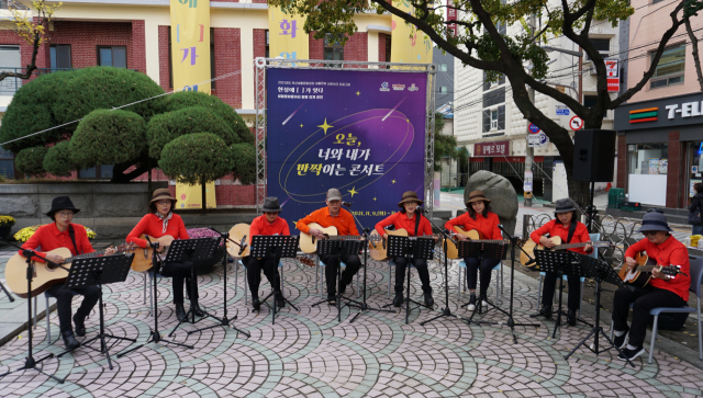 한성1918부산생활문화센터 앞에서 지난해 열린 생활문화 동아리의 공연. 부산문화재단 제공