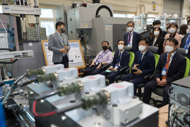 오태석 과학기술정보통신부 제1차관이 20일 대전광역시 유성구 KAIST 첨단제조지능혁신센터를 방문해 윤정환 KAIST 기계공학과 교수로부터 디지털스마트팩토리 로드랩 관련 데이터 전 생산과정 자동화에 대한 설명을 듣고 있다. 과기정통부 제공