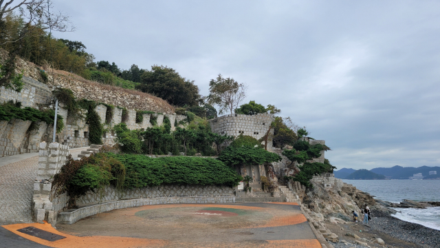 거제시 장목면의 매미성은 한 사람이 쏟아붓고 있는 열정의 산물이다.