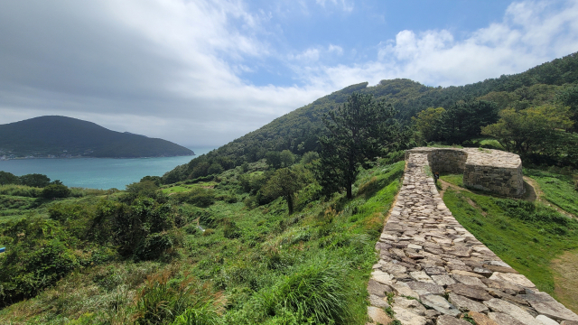 경남 거제시 일운면 구조라진성은 조선시대에 왜적의 침입을 막기 위해 쌓은 성이다. 성벽을 따라 오르면 푸른 바다 풍경을 즐길 수 있다.