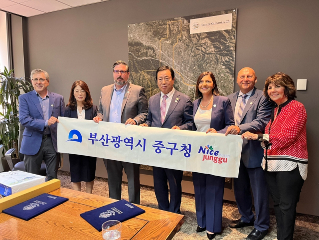부산 중구청(구청장 최진봉)은 최근 미국 LA카운티 글렌데일시를 방문해 우호관계 확립과 교육 교류를 위한 협약을 체결하고 다양한 교류사업을 추진하기로 했다.