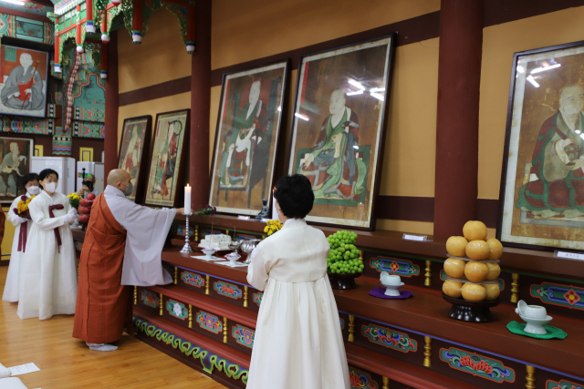 다례재 봉행, 해인사 주석했던 역대 조사 스님들 활약과 공덕 기리면서 차와 꽃을 올린다. 해인사 제공