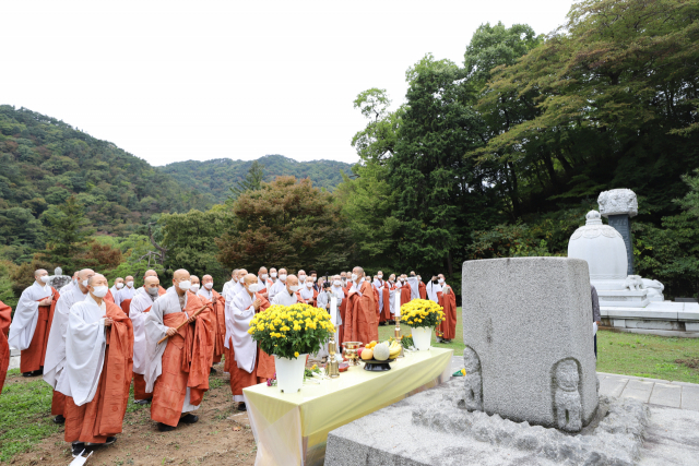 10월 1일 해인사 일주문에서 개산 1220주년 기념과 해인사 개산대재 축하하며 그 시작 알리는 개막식 진행. 해인사 제공