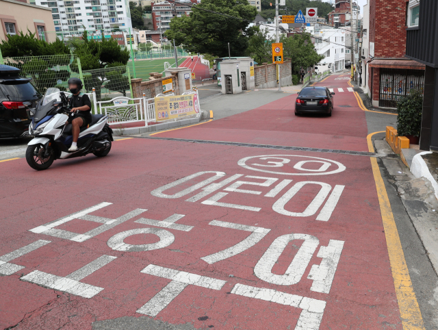 부산 해운대구 한 초등학교 앞 어린이보호구역. 부산경찰청은 어린이보호구역 내 탄력적 주정차 허용 방안을 유보하기로 했다. 부산일보DB