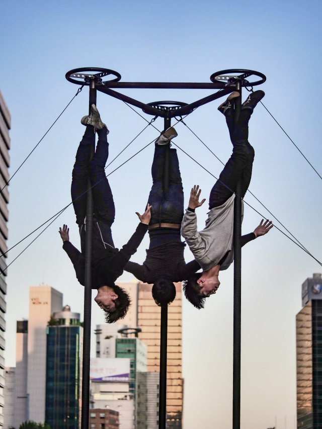포스 팀의 서커스 공연 '수직'. 부산국제공연예술제 제공