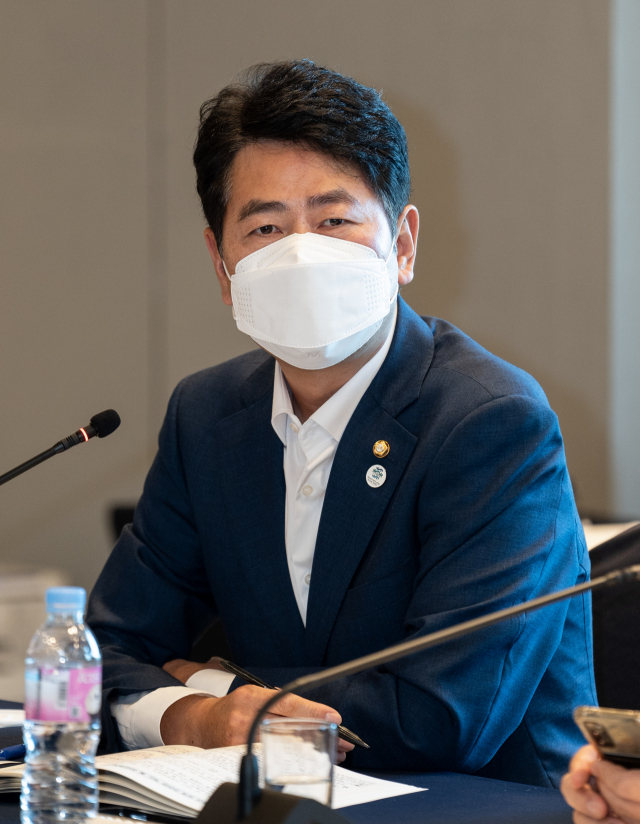 국민의힘 전봉민(부산 수영) 의원이 지난 22일 서울 여의도 켄싱턴호텔에서 열린 국민의힘 부산광역시당-부산광역시 예산정책협의회에 참석해 있다. 김종호 기자 kimjh@