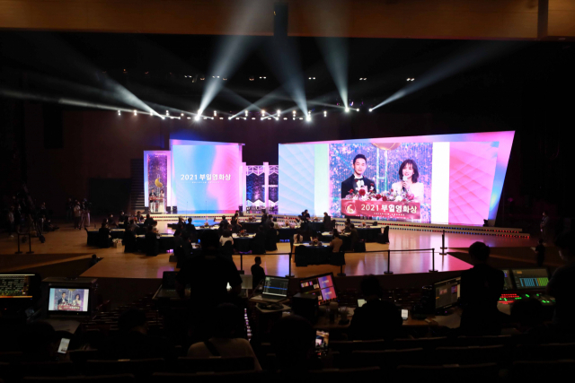 2022 부일영화상 시상식이 10월 6일 부산 해운대구 시그니엘 부산 그랜드볼룸에서 개최된다. 국내에서 가장 오래된 영화상, 가장 공정한 영화상으로 이름이 높은 부일영화상의 트로피를 올해 어느 영화와 영화인이 차지할 것인지 벌써부터 관심이 뜨겁다. 부산일보DB