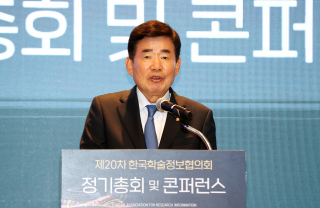 김진표 국회의장은 22일 부산 강서구 국회도서관에서 열린 한국학술정보협의회에 참석했다. 지난달 29일 부산엑스포 개최 예정지인 북항 재개발 단지를 찾은 지 25일 만의 재방문이다. 국회의장실 제공