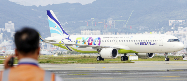 에어부산이 '2030부산월드엑스포' 유치를 기원하는 메시지를 외부에 랩핑한 최신형 항공기(A321neo)를 22일 부산 김해공항에서 공개하고 있다. 이 항공기는 태국, 베트남 등 10여 개국 20여 개 도시를 운항하며 부산세계박람회 유치를 홍보할 예정이다. 김종진 기자 kjj1761@