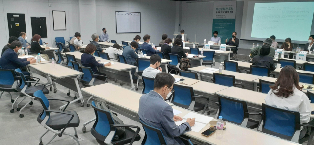 부산유라시아플랫폼에서 21일 부산문학관 포럼이 개최됐다. 기본계획이 중간 발표 형식으로 제시됐고 입지 선정 문제는 뒤로 미뤘다.