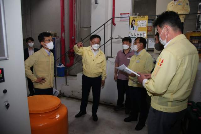 홍남표 시장 등 창원시 관계자들이 22일 오후 의창구 북면 감계복지센터에서 현장 점검을 하고 있다. 창원시 제공