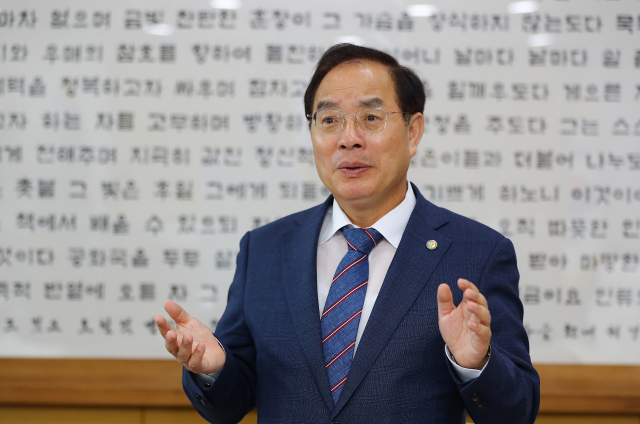 하윤수 부산시교육감이 최근 부산시교육청 교육감실에서 진행된 <부산일보> 인터뷰에서 취임 100일 성과를 설명하고 있다. 정종회 기자 jjh@