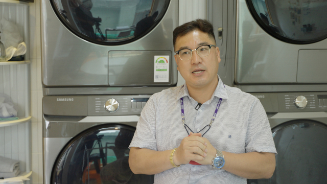 강재성(47) 호천마을주민협의회장이 <산복빨래방>에서 인터뷰하고 있다.