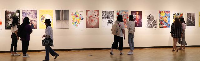 코로나 이전인 2019년에 열린 제16회 부산국제디자인제 전시장에서 시민들이 작품을 감상(사진)하고 있다. 올해 제19회 부산국제디자인제는 ‘위드 코로나19(단계적 일상 회복)’를 주제로 다룬다. 부산일보DB