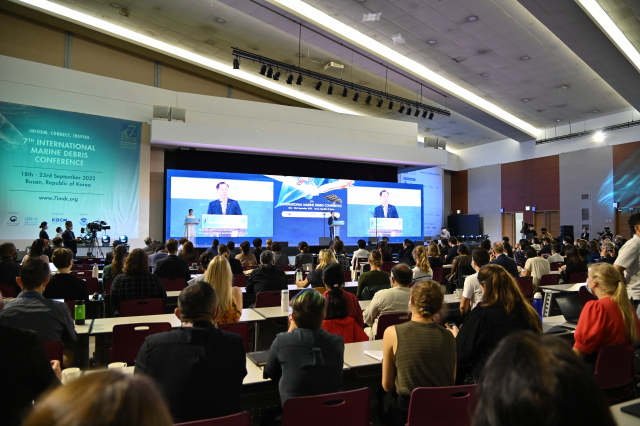 제7차 국제 해양폐기물 콘퍼런스(19~23일)가 지난 19일 개회식(사진)을 시작으로 부산 벡스코에서 닷새간의 일정에 돌입했다. 해수부 제공