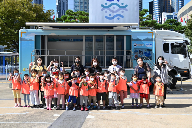 제7차 국제 해양폐기물 콘퍼런스(19~23일) 주간과 연계해 개최된 ‘찾아가는 해양환경교실’ 현장. 해수부 제공