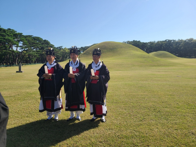 박재복(가운데) 부산 (주)지원홀딩스 대표·지원건설 회장이 23일 경주 오릉 숭덕전에서 열린 신라 시조왕 추향대제에 초헌관으로 봉행했다.