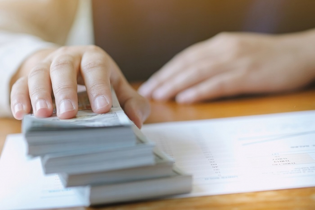 정부가 7000억 달러가 넘는 민간의 해외 금융자산을 국내로 되돌리는 방안을 검토하고 있다. 이를 통해 원·달러 환율 상승세에 제동을 걸겠다는 것이다. 이미지투데이