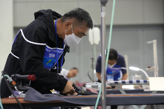 2022 전국장애인기능경기대회에서 참가한 선수들이 그동안 쌓은 실력을 뽐내고 있다. 한국장애인고용공단 제공